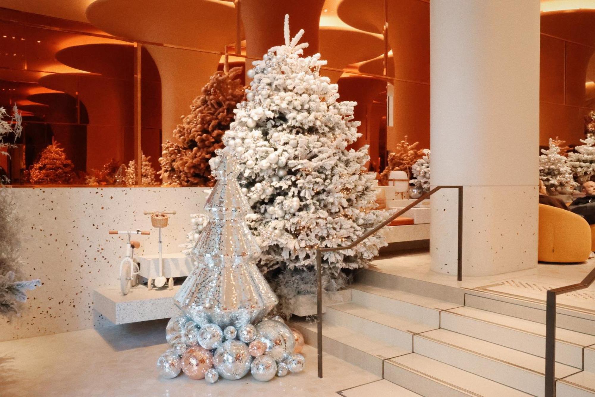 So/ Paris Hotel エクステリア 写真 Christmas tree at the Four Seasons Hotel, Hong Kong