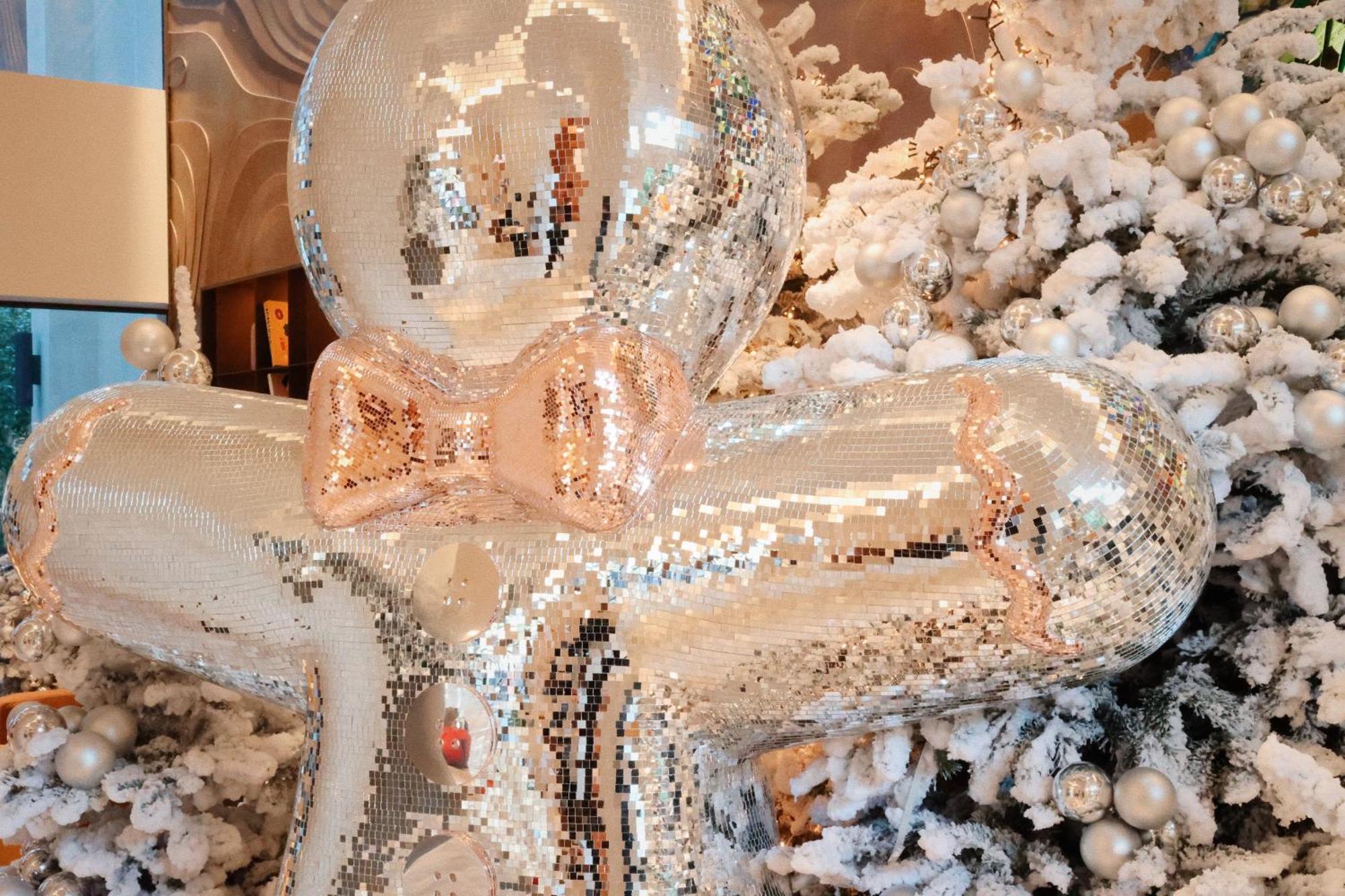 So/ Paris Hotel エクステリア 写真 A Christmas tree decorated with white and silver ornaments