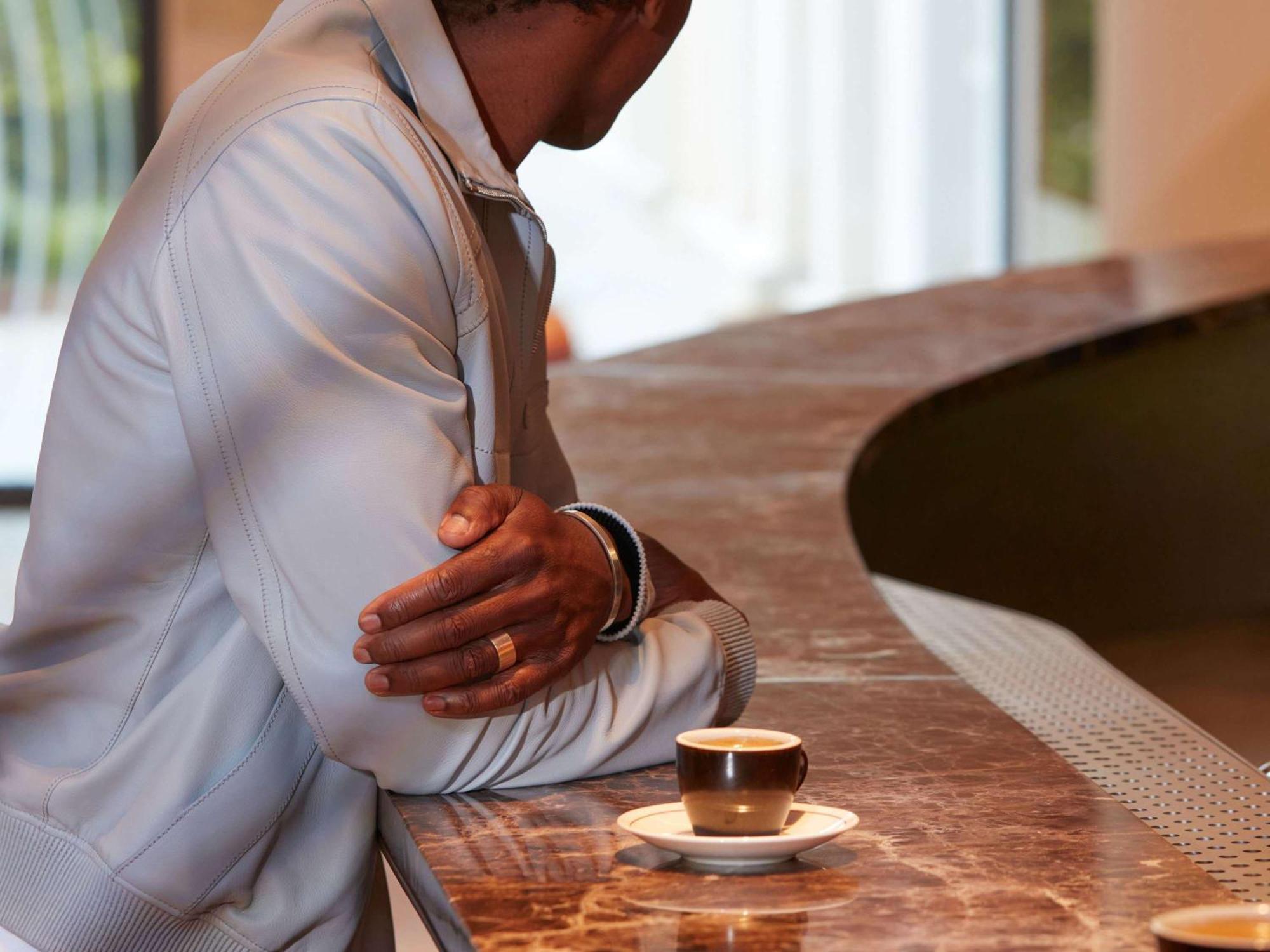 So/ Paris Hotel エクステリア 写真 A man leaning on a bar